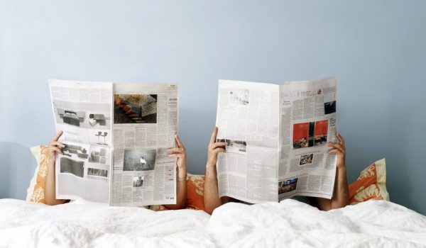 Personnes qui lisent l'actualité